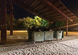 Contenedores bajo las pérgolas tras la limpieza del recinto 'delimitado' para el evento.