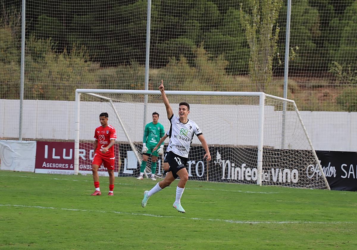 Álex Aguado celebra el gol del triunfo ante el Utebo.