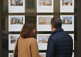 Una pareja frente al portal de una inmobiliaria