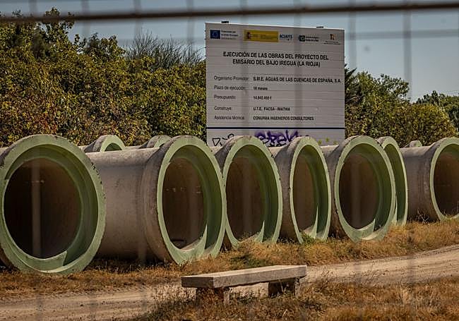 Tuberías almacenadas desde hace meses en uno de los accesos al parque del Iregua de Logroño.