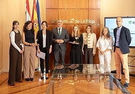Las premiadas posan con su galardón junto al consejero José Luis Pérez Pastor y responsables del IER.