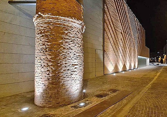 Exterior del auditorio municipal de Autol.