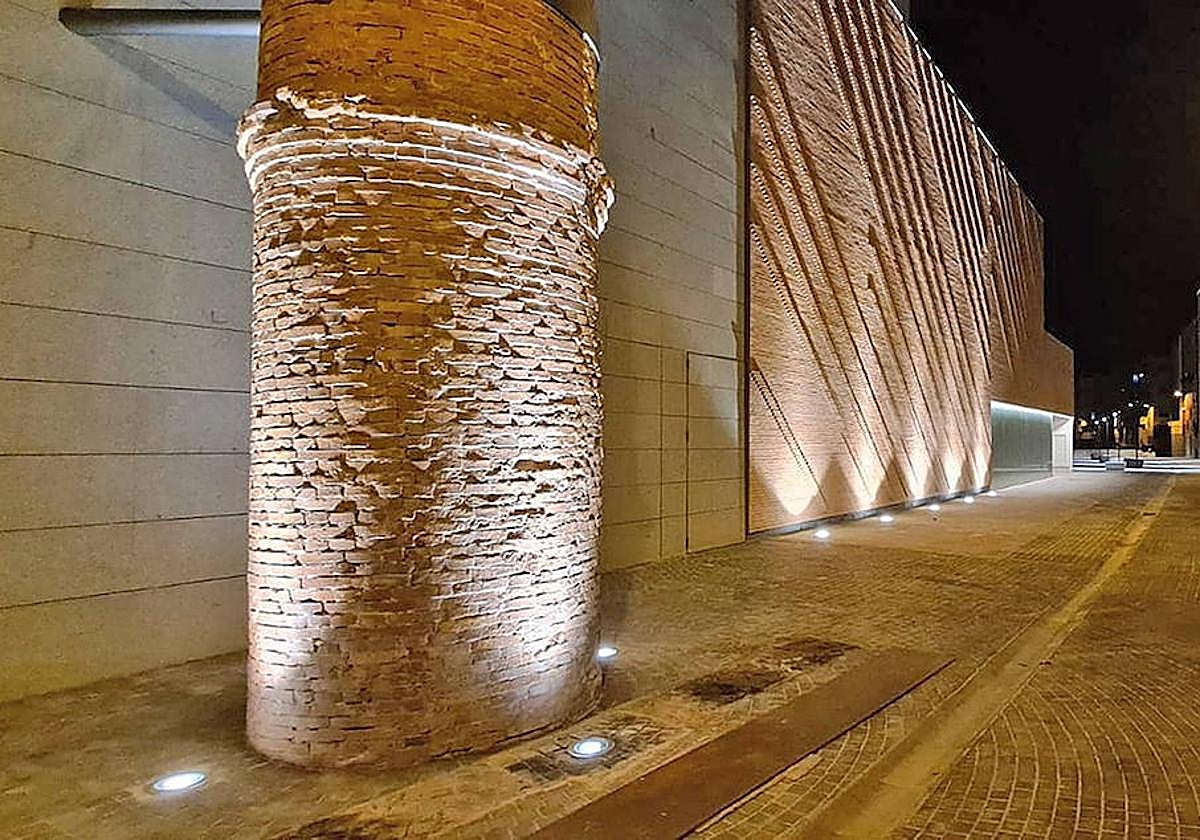 Exterior del auditorio municipal de Autol.