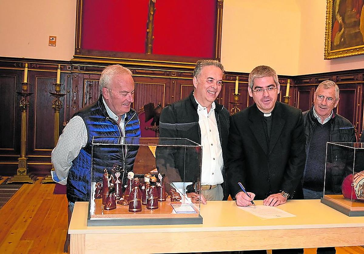 Firma del acuerdo de la catedral y la Asociación de Belenistas de Calahorra y belenes de México y Kenia.