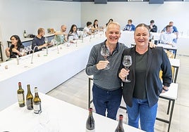 Beth Willand y Tim Atkin, en la sala de catas de la Universidad de La Rioja.