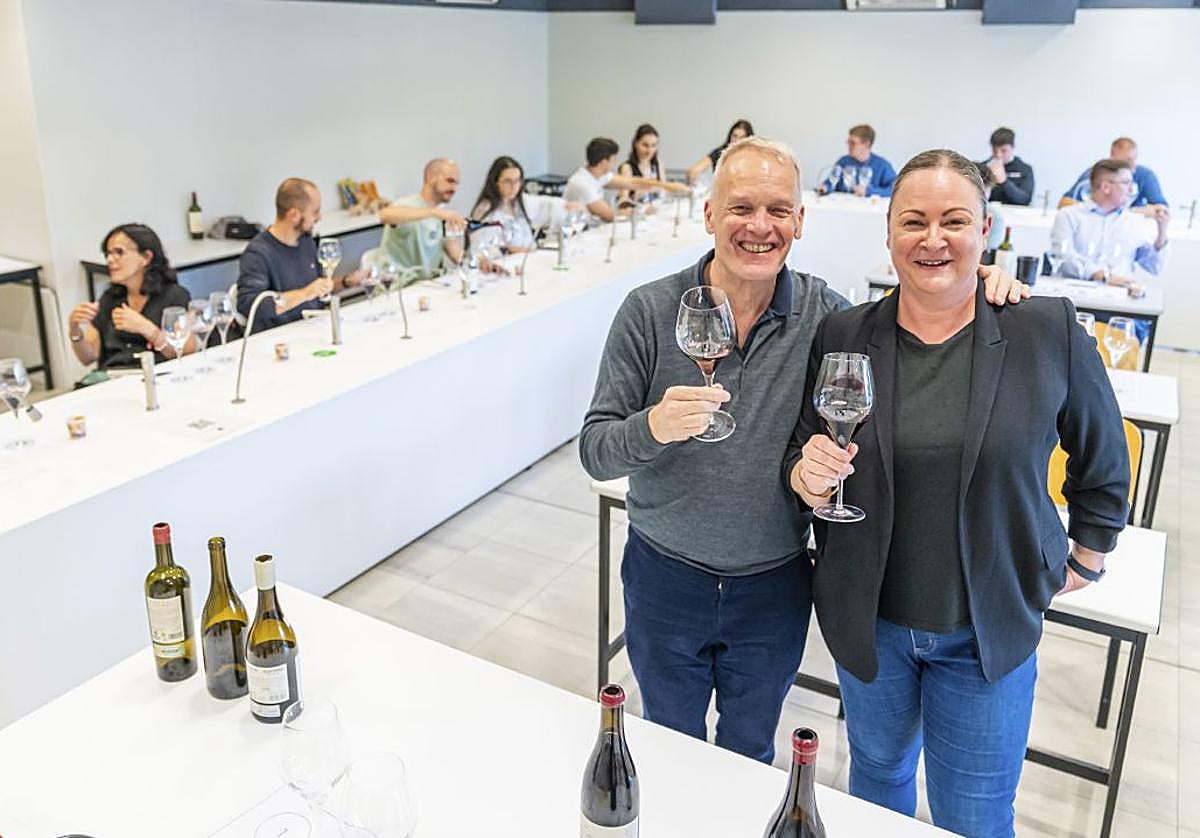 Beth Willand y Tim Atkin, en la sala de catas de la Universidad de La Rioja.