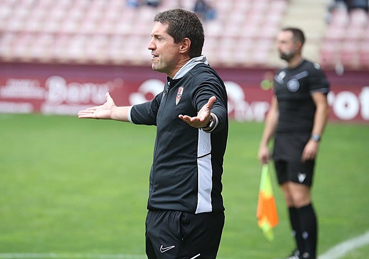 Unai Mendia gesticula durante el partido ante el Ebro en Las Gaunas.