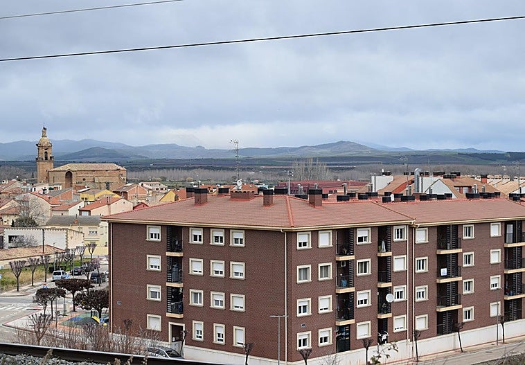 Bloque de viviendas nuevas en Agoncillo, uno de los municipios que ha visto incrementado su censo gracias al Plan Revive.