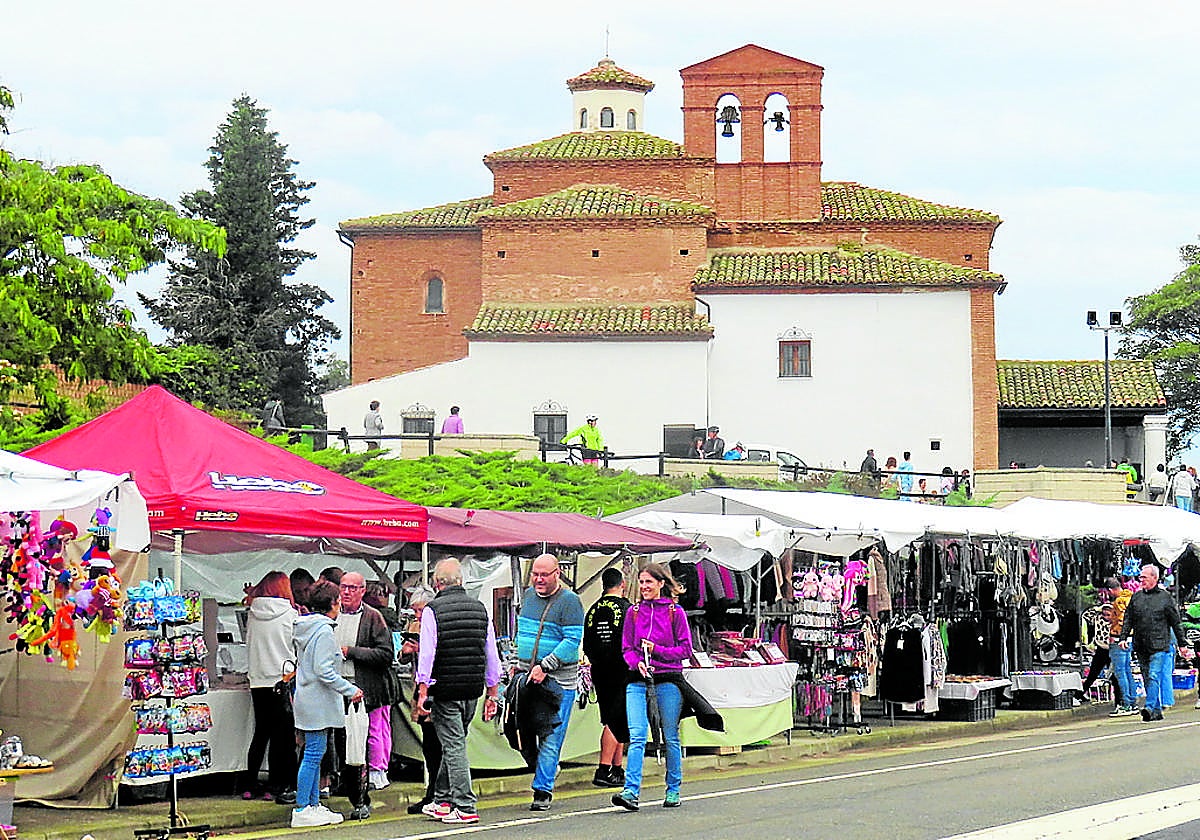 Imagen de la fresca romería del año pasado, con los puestos que crecen a los pies de la ermita.