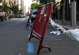 Vallas informativas en la calle Vitoria de Logroño, este martes.