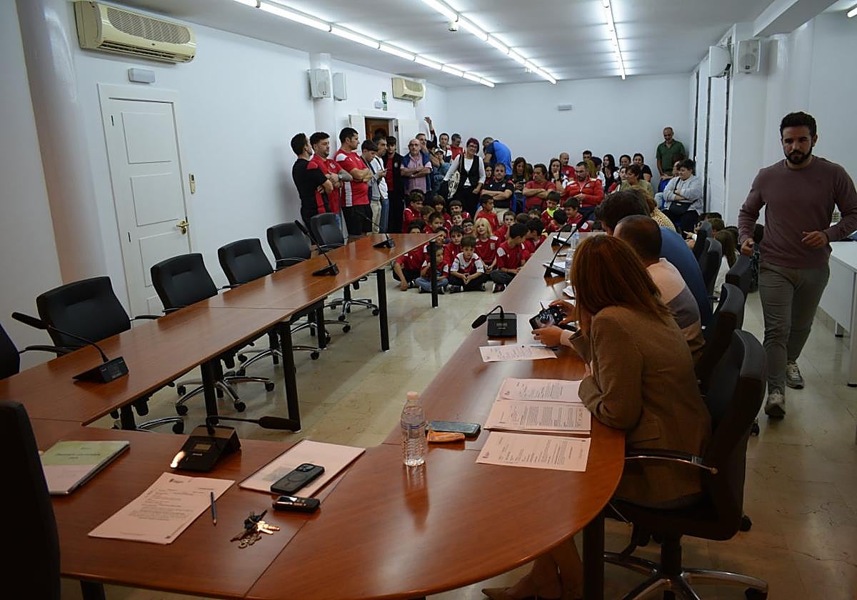 El alcalde popular Rubén Gutiérrez se dirige a su silla para presidir el pleno ante la ausencia de la oposición compuesta por PSOE, PR+ y Vox.