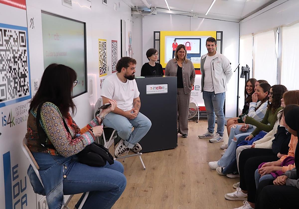 Los monitores guiaron ayer a alumnos de La Estación en la reflexión alrededor de la ciberseguridad.