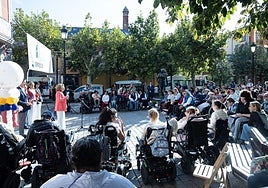 Multitud de personas celebran el Día Mundial de la Parálisis Cerebral, en la plaza de la Diversidad de Logroño.