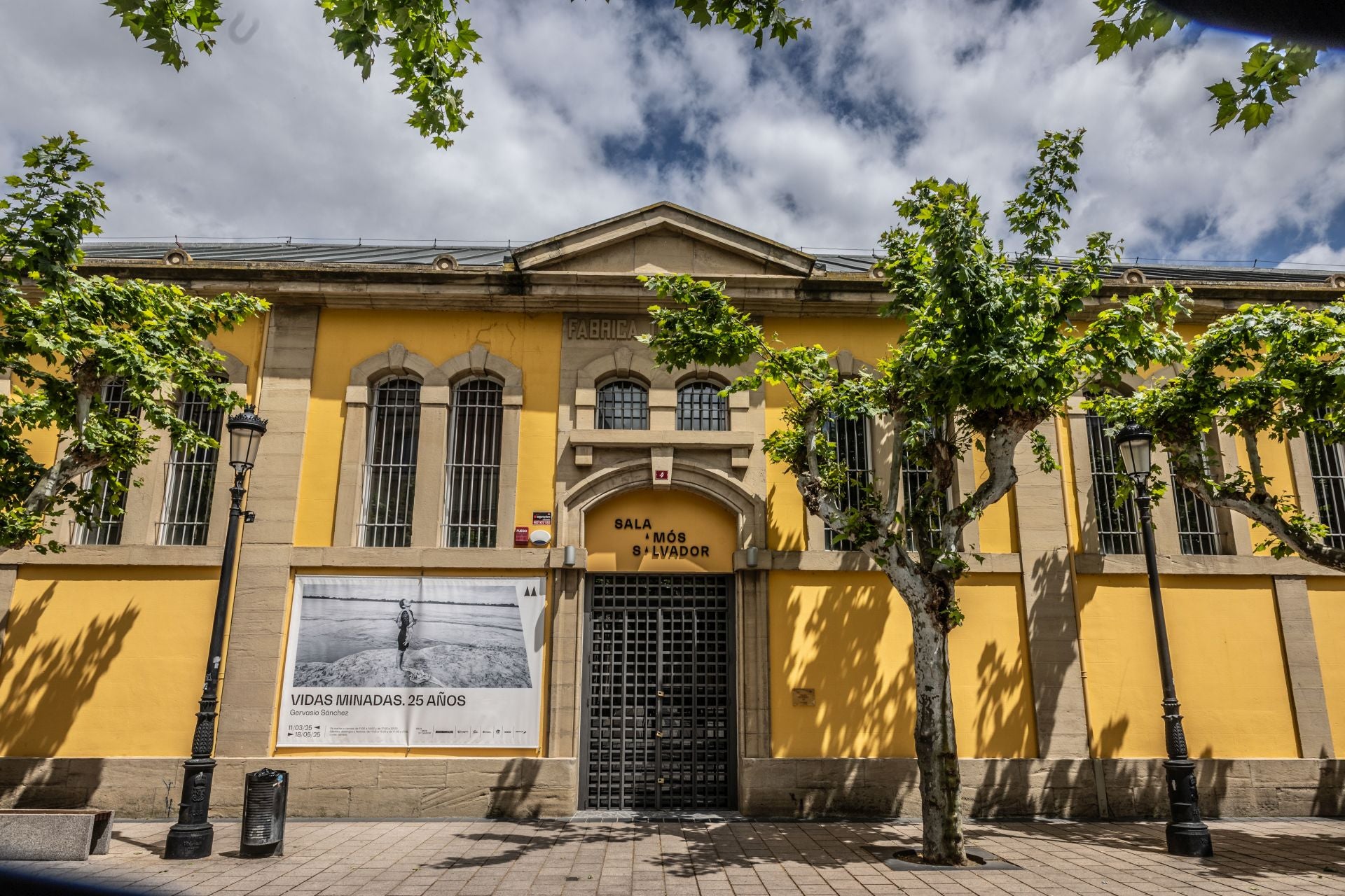 Fachada de la sala Amós Salvador.