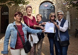 Un grupo de vecinas muestra la documentación que han presentado en el Ayuntamiento.