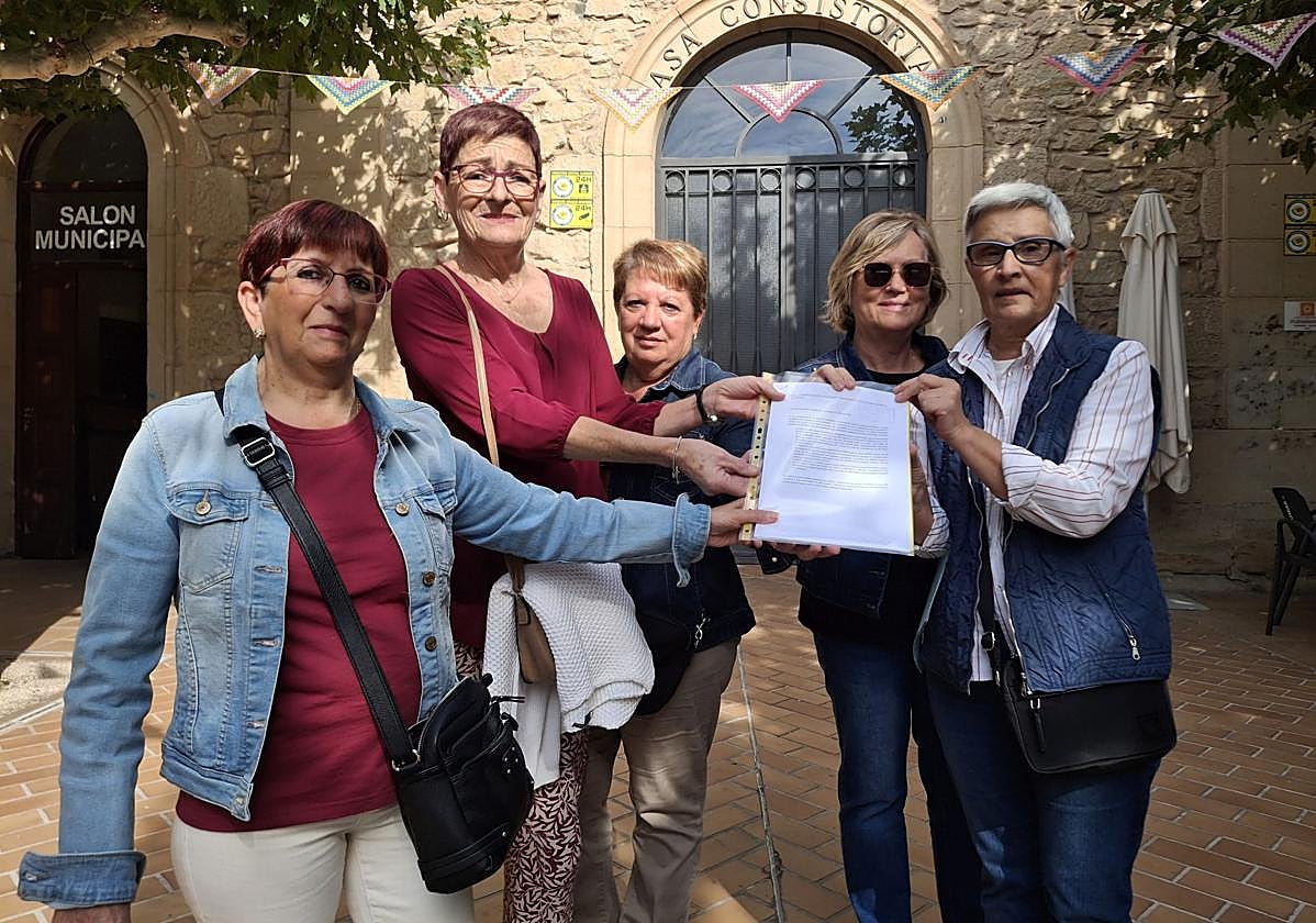Un grupo de vecinas muestra la documentación que han presentado en el Ayuntamiento.