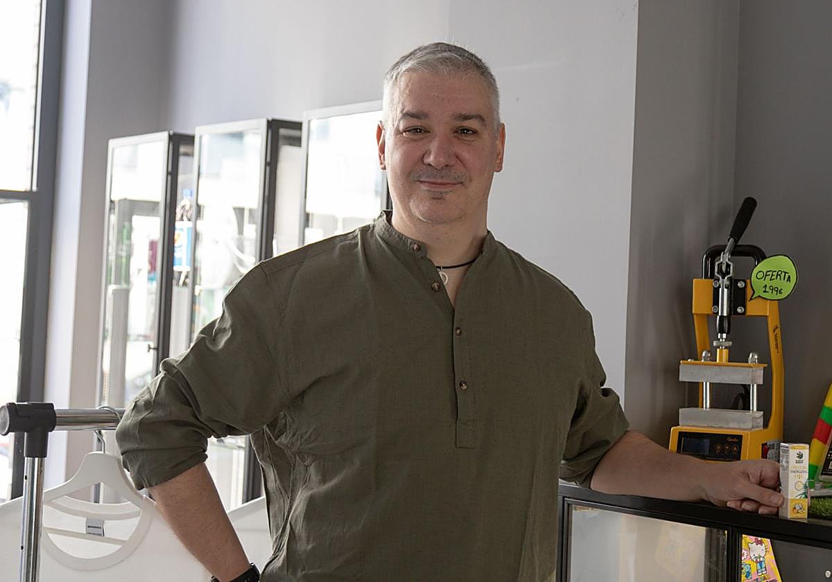 Cantabrana posa con un aceite de CBD en la tienda 'Medicina Moderna Growshop' de Logroño.