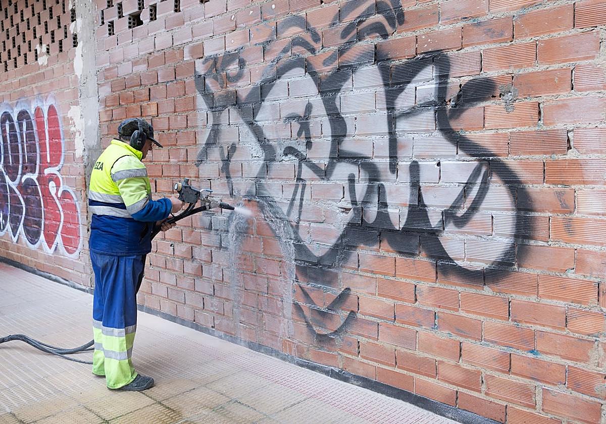 La Policía Local traslada a Fiscalía a tres presuntos autores de casi 200 pintadas en Logroño