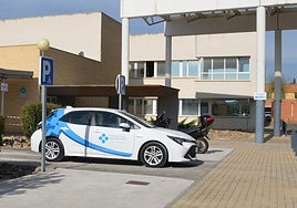 Vehículo del Hospital de Calahorra, en el aparcamiento del edificio administrativo. I.Á.