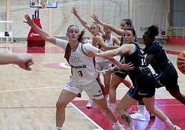 Momento del partido del Unibasket en Lobete ante el Iraurgi.