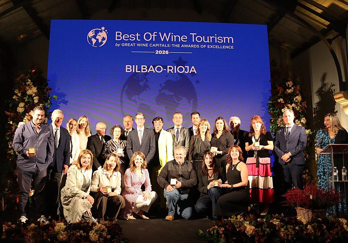 Los galardonados posan durante la gala de Best Of Wine Tuorism celebrada en Bodegas Bilbaínas.