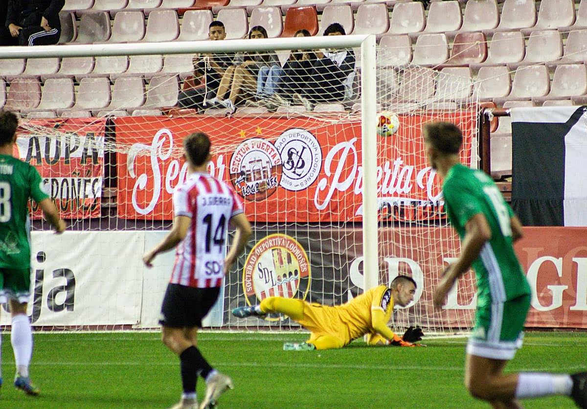 Kike Royo encaja el gol ante el Gernika.