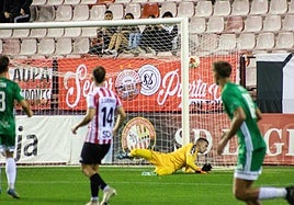 Kike Royo encaja el gol ante el Gernika.