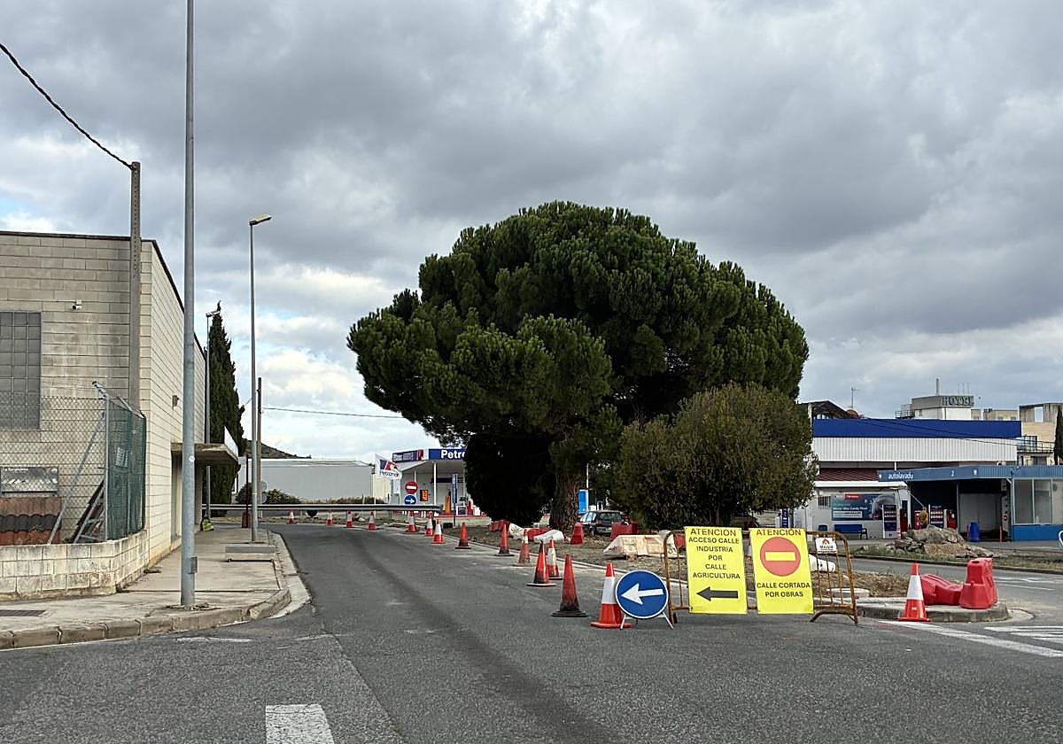 Señalización en la entrada a la calle Industria, ayer.