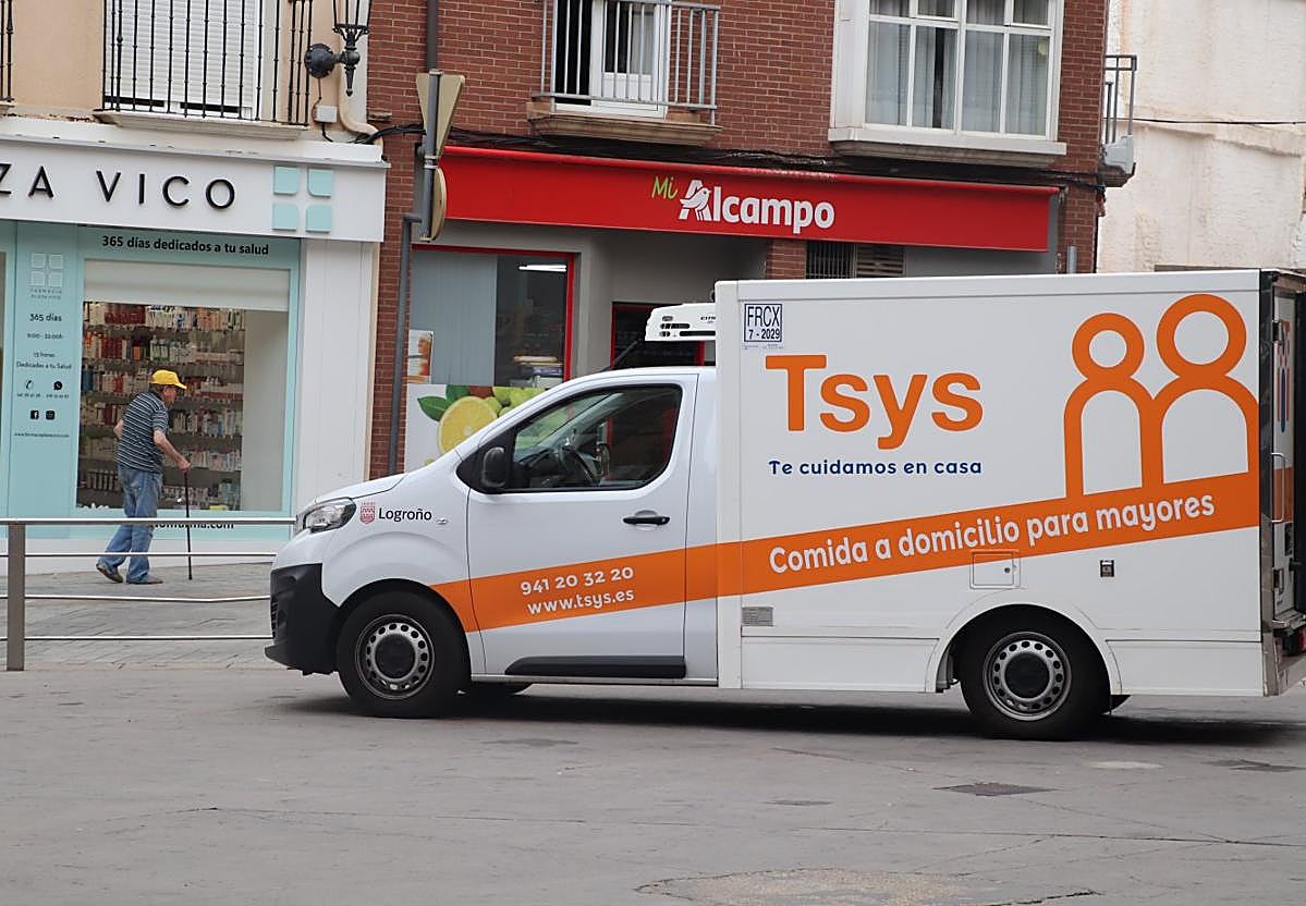 Los trabajadores de la empresa acercan la comida para toda una semana a los usuarios de la ciudad.