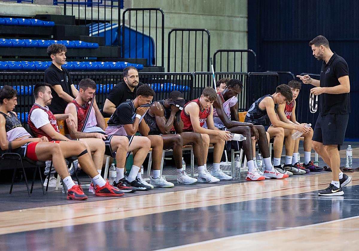 Ricardo Úriz habla con sus jugadores.