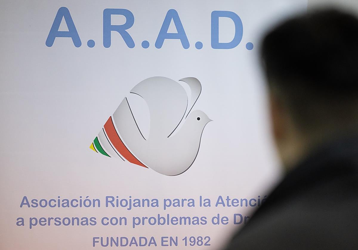 Juan, nombre supuesto, este jueves en la sede logroñesa de ARAD.