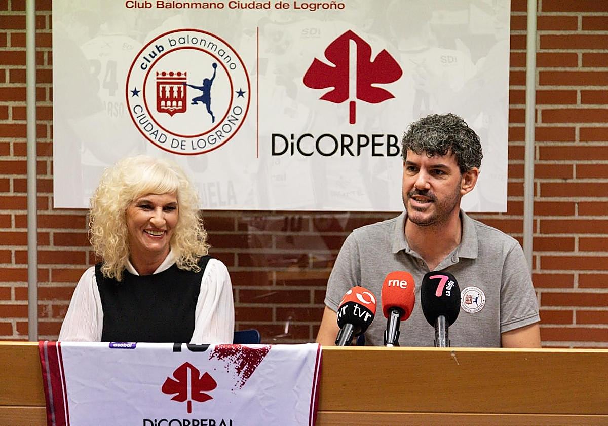 Olga Pérez, de Dicorpebal, sonríe junto a Juanjo Acobi, nuevo gerente del club franjivino.