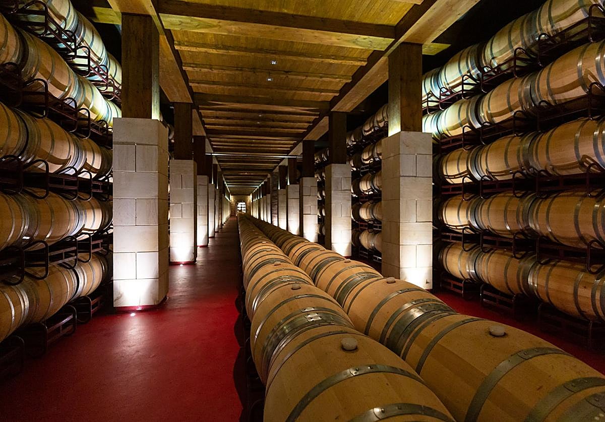 Sala de barricas de Bodegas Riojanas en sus instalaciones de Cenicero.