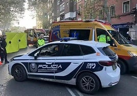Policía y ambulancias en el lugar del atropello, en el barrio de Carabanchel.