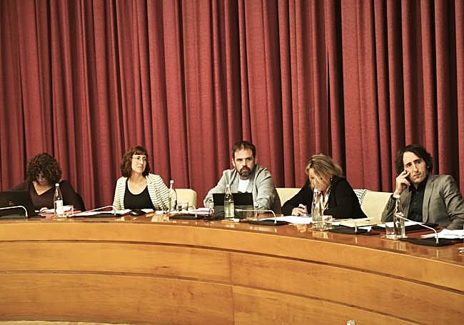 María Marrodán, a la izquierda, y Álvaro Foncea, a la derecha, en la sesión del Pleno, este jueves.