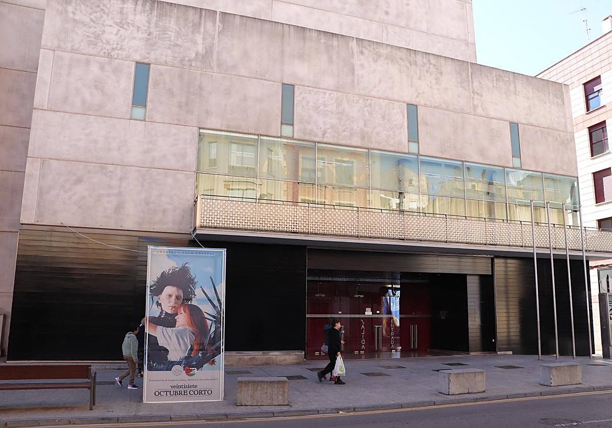 El Teatro Cervantes será el primero de los edificios municipales que producirá a través de paneles la energía suficiente para su uso.