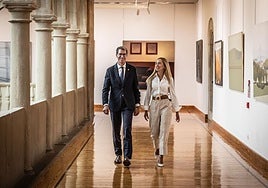 El jefe del Ejecutivo, Gonzalo Capellán, con la presidenta del Parlamento, Marta Fernández Cornago