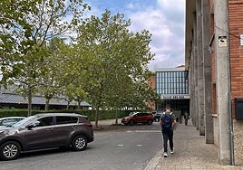 Un alumno accedía ayer a las instalaciones del IES Valle del Oja de Santo Domingo de la Calzada, donde se imparte el nuevo grado.