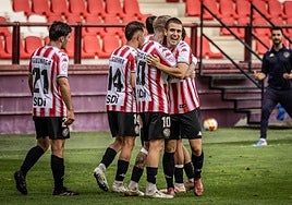 Los jugadores de la SDL celebran un gol.