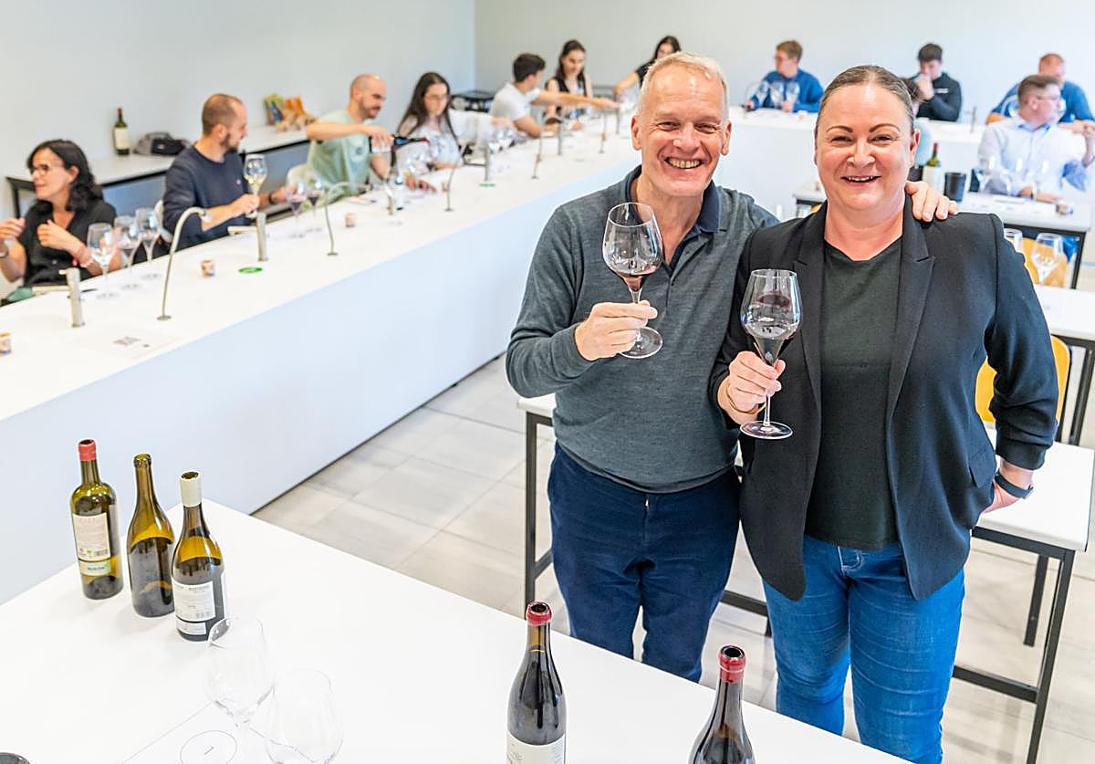 Tim Atkin y Beth Willard, en su encuentro con los alumnos de la Universidad de La Rioja.