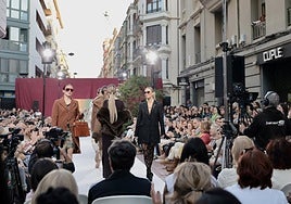 El buen tiempo jugó a favor del desfile, que ocupó un tramo de la calle Calvo Sotelo, en la zona peatonal de las Cien Tiendas.