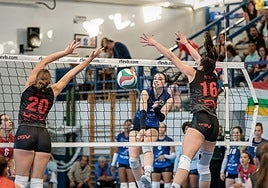 Florencia Giglio trata de esquivar el bloqueo del Sant Cugat ante la mirada de Lope.