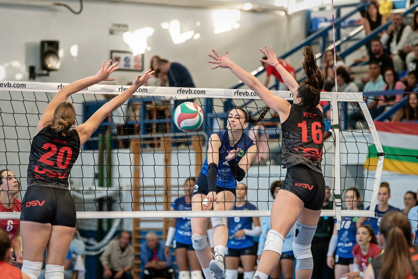 Florencia Giglio trata de esquivar el bloqueo del Sant Cugat ante la mirada de Lope.