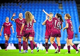 Isina dedica a la grada el tanto que marcó de tacón ayer en Riazor.