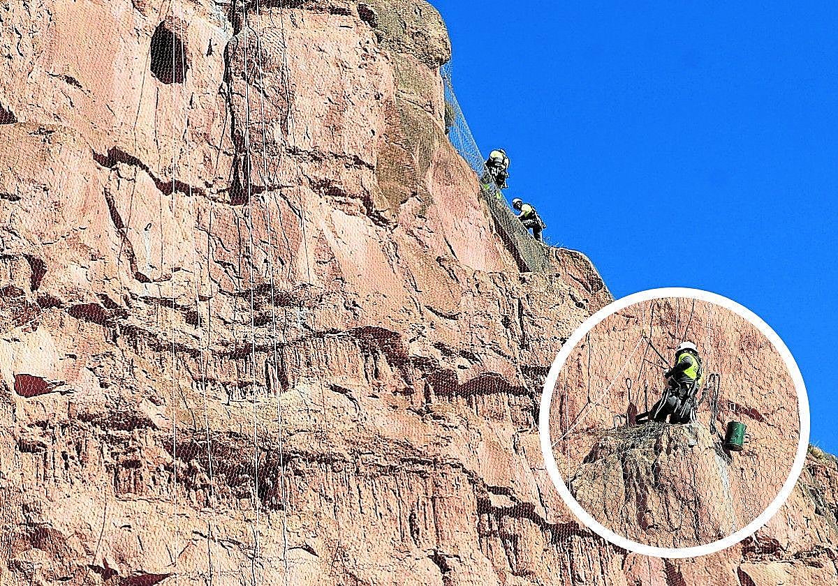 El objetivo de los trabajos es renovar la malla que protege la peña de desprendimientos a la calzada.