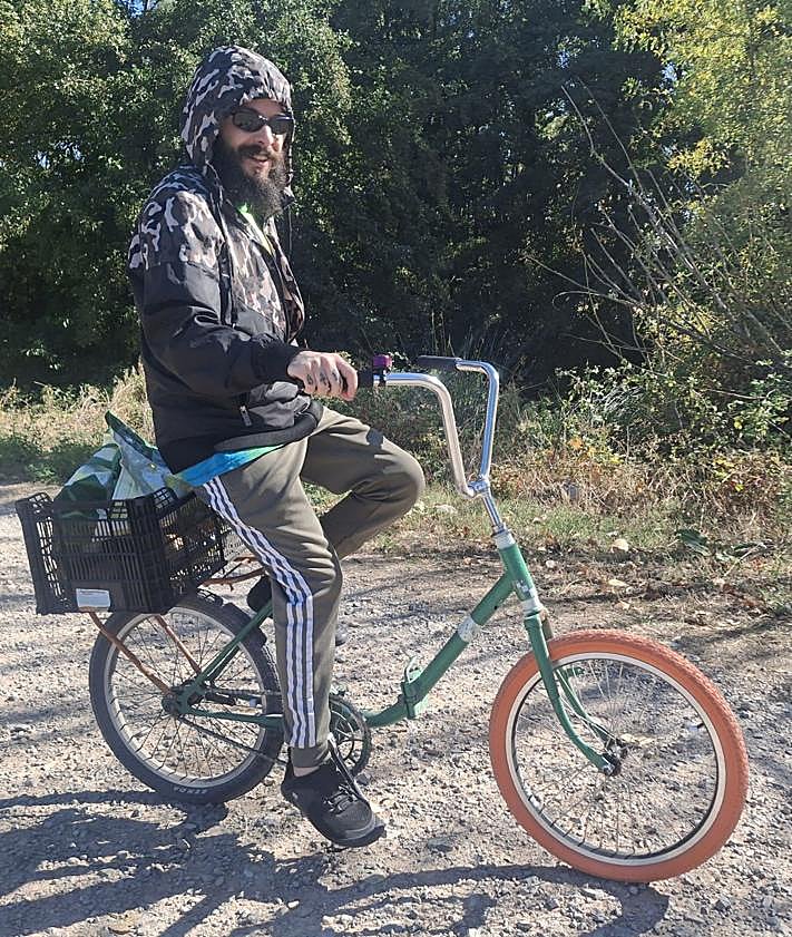 Imagen secundaria 2 - Diferentes participantes en 'Air of the River' con sus bicicletas personalizadas. 
