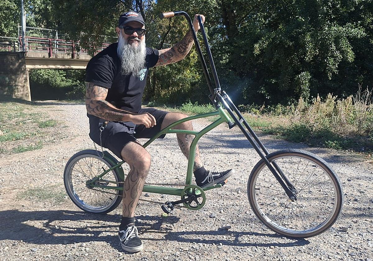 Un participante del encuentro 'Air of the River' de bicicletas 'customizadas'.
