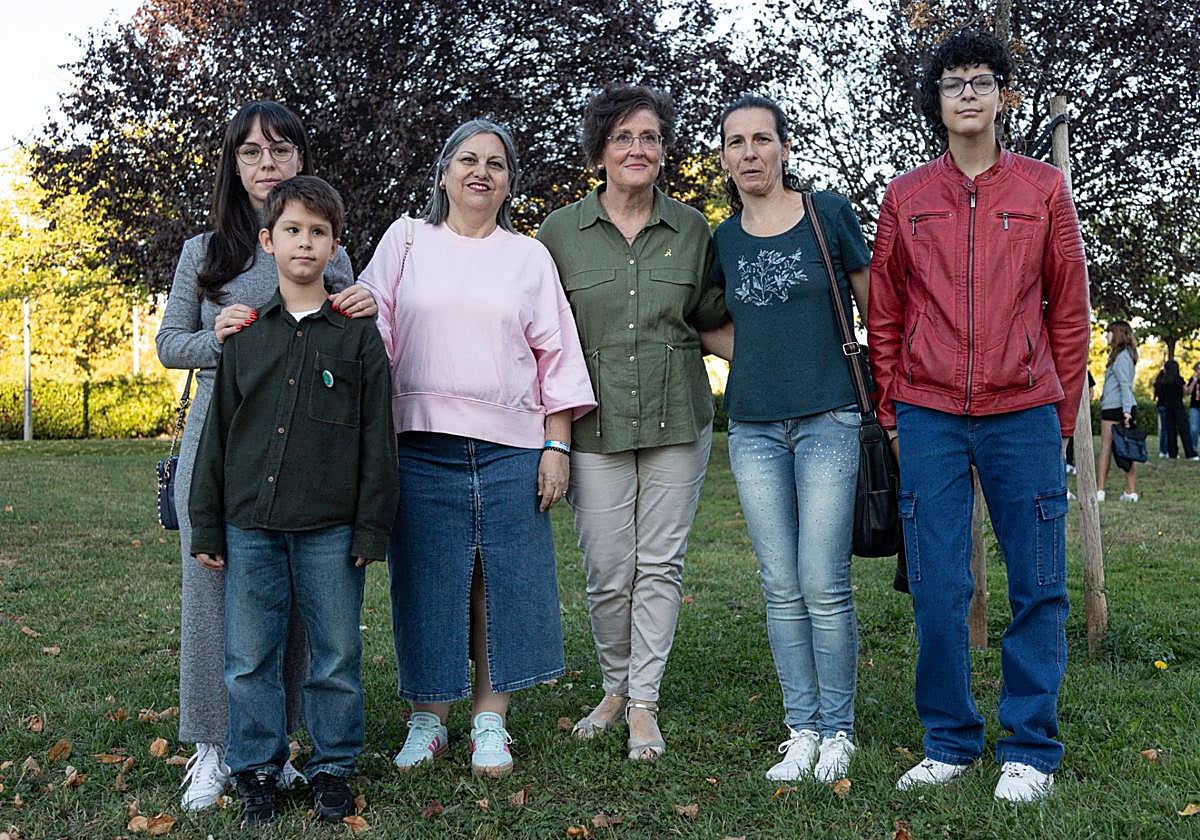 Jóvenes a los que se les ha diagnosticado un cáncer, junto a familiares de pacientes oncológicos y la presidenta de Faro, Estrella Benito.