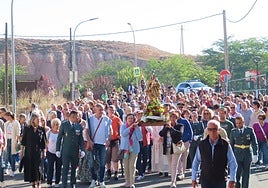 Los vecinos se turnaron para portar la imagen de la Virgen del Pilar desde el cuartel hasta la ermita.