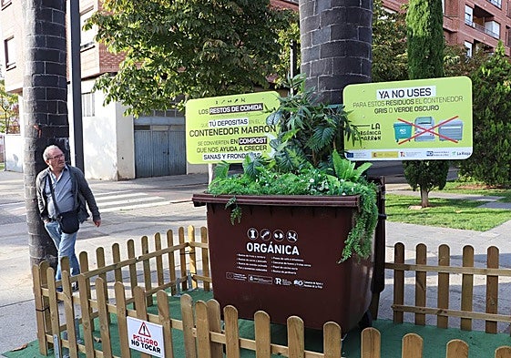 La instalación muestra la transformación de lo orgánico en compost.